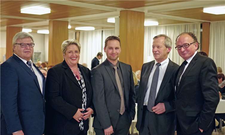 Offizielle Begrüßung des neuen Chefarztes der Anästhesiologie und Intensivmedizin: (v.l.) Thomas Schwade (Sprecher der Gesellschafterversammlung), Cornelia Kaltenborn (Geschäftsführerin der St. Nikolaus-Stiftshospital GmbH), Dr. Torsten Bähner, Prof. Dr. Armin Steinmetz (Ärztlicher Direktor), Oberbürgermeister Achim Hütten.privat