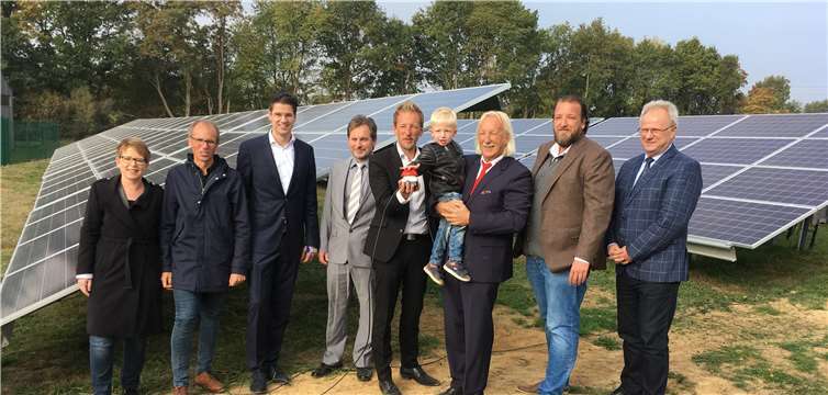 Offizielle Einweihung des neuen „Staudter Energieparks“: Junior darf den berühmten roten Knopf drüken – und die KOCH-GRUPPE leistet einen Beitrag zur Versorgung mit umweltfreundlicher Energie. Privat