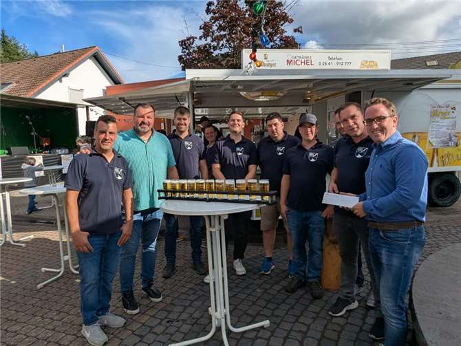Offizielle Eröffnung der Kirmes in Gönnersdorf mit Dennis Schütz (1. Vorsitzender Stadtsoldaten,1.v.li), Krzysztof Wrobel (Bürgermeister Gönnersdorf, 2.v.re) und Marcel Caspers (Bürgermeister Verbandsgemeinde Bad Breisig, 1.v.re) im Kreise weiterer Stadtsoldaten.  Fotos: KS