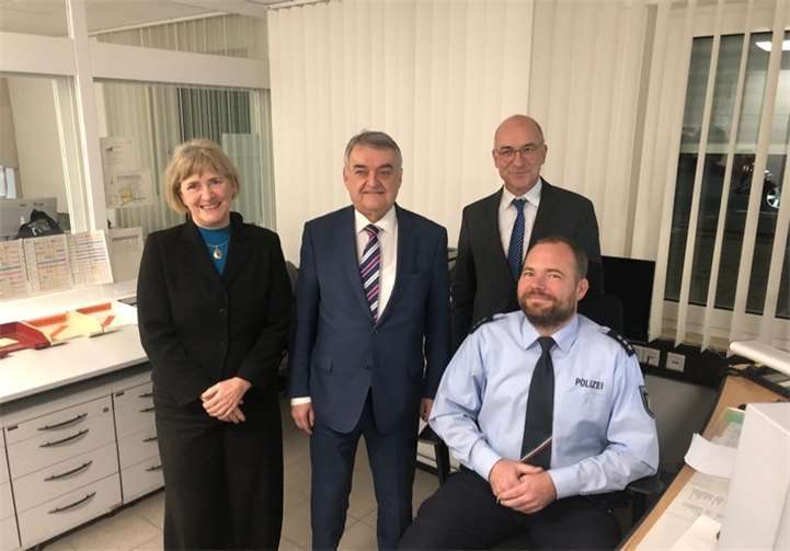 Offizielle Eröffnung der Wache Meckenheim V.l.: Polizeipräsidentin Ursula Brohl-Sowa, Innenminister Herbert Reul, Burgermeister Bert Spilles und Polizeihauptkommissar Rene Bartz. Privat