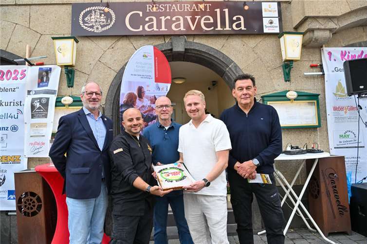 Offizielle Eröffnung des 1. Stehbachstrassen-Spendenfestes mit Dr. Michael Maasberg (Hospizverein), Ricardo Amico (Caravella),Mayens OB Dirk Meid, Matthias Herkenrath und Burkhard Hau (MERKURIST /aktuell4u).  Fotos: Peter Seydel