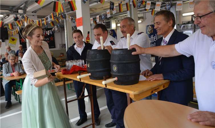 Offizielle Eröffnung des Zwibbelmaats 2018 durch Brunnenkönigin Elena I. und Bad Breisigs 1. Beigeordneten Norbert Heidgen (CDU), (2.v.re.), Wehrleiter Wolfgangs Zils (mi.), Breisigs DRK-Vorstand Karl-Heinz Bernady (re.).Fotos: BE