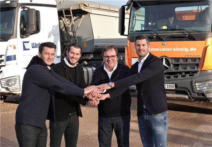 Offizielle Firmenübergabe (v. r.): Tobias Wahl, Norbert Schmickler, Florian und Julian Wahl besiegelten in guter Stimmung die Firmenübergabe. Seit dem 1. Januar 2020 gehört Schmickler zur Wahl Firmengruppe.Foto: M. & J. Schmickler