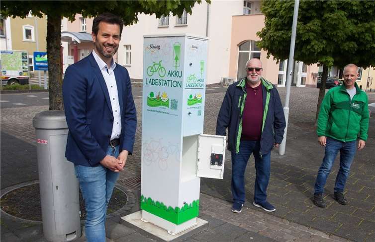 Offizielle Übergabe der Akku-Ladestation in der Ortsmitte Puderbach. V.li. Christian Weber (Kommunalmanager der Süwag-Netztochter Syna), Manfred Pees (Ortsbürgermeister von Puderbach) und Michael Führer (Tourist-Information Puderbacher Land).Quelle: VG Puderbach