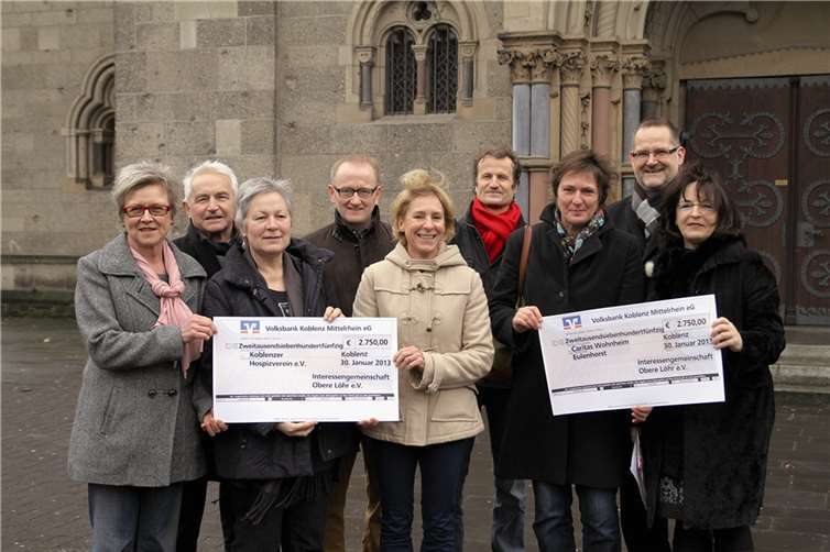 Offizielle Übergabe der Spendenschecks (v. l.): Marion Steinke, Eberhard Duchstein, Gisela Textor, Frank Lefers, Doris Warnecke, Holger Großklos, Martina Best-Liesenfeld, Werner Birkenheier, Ruth Duchstein. privat