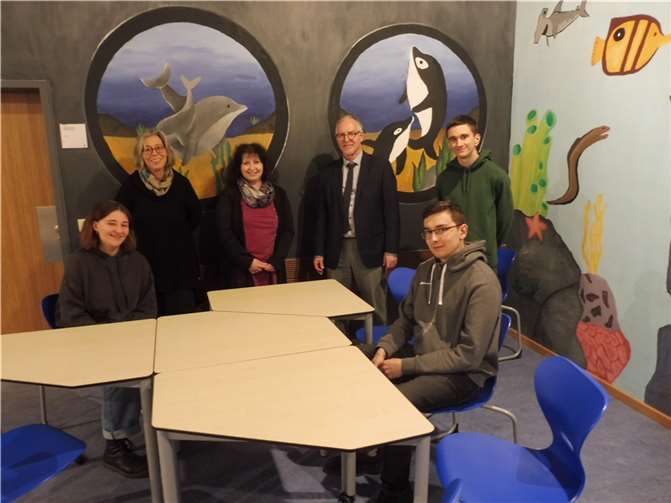Offizielle Übergabe der neuen Möbel durch den Förderverein (v.l. Paula Dungs (SV), Bettina Morsch und Monika Braune (Förderverein), Ulrich Hotz (Schulleiter), Jan Bednarski (SV), Nikita Fritzler (SV). Foto: Heribert Heil