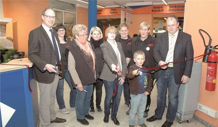 Offizielle Übergabe der neuen Verkaufsräume (v. r.): Bürgermeister Guido Nisius, Pia und Dunja Schug mit Noah, Andrea Thelen vom Gewerbeverein, Nina Schug, Trude Schug, Marktleiterin Kim Faust und Stadtbürgermeister Arnold Hoffmann.