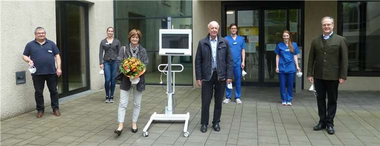 Offizielle Übergabe des C-Eye II PRO mit (von links) Dr. Guido Ketter, Ärztlicher Direktor, Dr. Cathrin Koch, Leitung Therapie, Marianne und Alfred Hahn, Vorstand der Andreas-Hahn-Stiftung, Michael Gombert, Leiter der Logopädie, Logopädin Aische Nowak und Geschäftsführer Thomas von Kessel.Foto: BDH-Klinik Vallendar