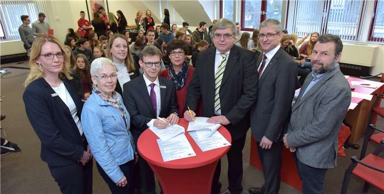 Offizielle Unterzeichnung der neuen Schulpatenschaft zwischen Kreissparkasse Mayen und dem Mayener Megina-Gymnasium.(v.li.) Miriam Mohrs (zuständige Filialleiterin bei der Kreissparkasse Mayen), Giesela Mendritzki (Arbeitskreis SCHULEWIRTSCHAFT),Jennifer Strobel (Ausbildungsleiterin Kreissparkasse Mayen), Karl-Heinz Nigbur (Personalleiter Kreissparkasse Mayen),Sabine Kutting (Berufswahlkoordinatorin Megina Gymnasium), Dr. Edzard Visser (Schulleiter Megina Gymnasium),Martin Neudecker (Regionalgeschäftsführer IHK Koblenz), Michael Sexauer (Oberstufenleiter Megina Gymnasium).Privat