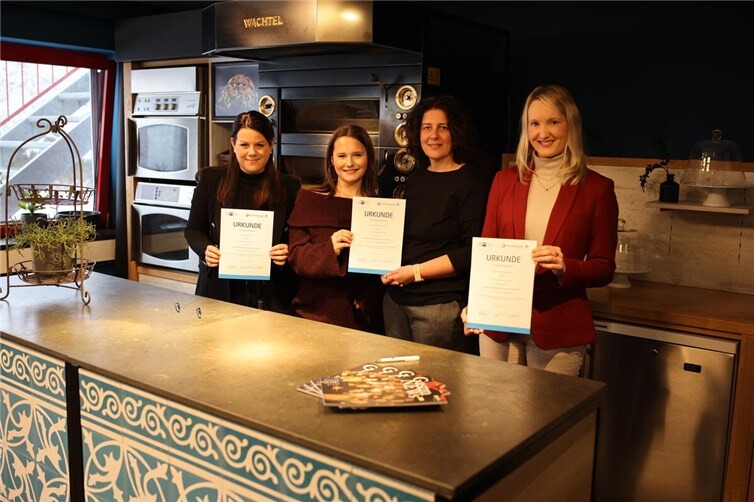 Offizielle Urkundenübergabe als Startschuss für eine enge Kooperation.  Foto: Jacqueline Stämmler/Hack AG