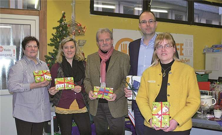 Offizielle von Rotary-Club, Lions-Club, Rotaract-Club und von den Soroptimisten waren kürzlich in den Räumlichkeiten der Cochemer Tafel zu Gast und machten sich ein Bild über ihre gemeinsame Bücheraktion sowie den aktuellen Bedarf der Institution, um eine zeitnahe Hilfeleistung zu garantieren.TE