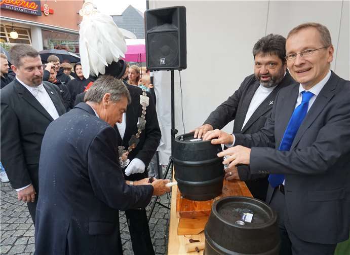 Offizieller Fassanstich: Gunter Windheuser assistierte Gregor Hoffmann.