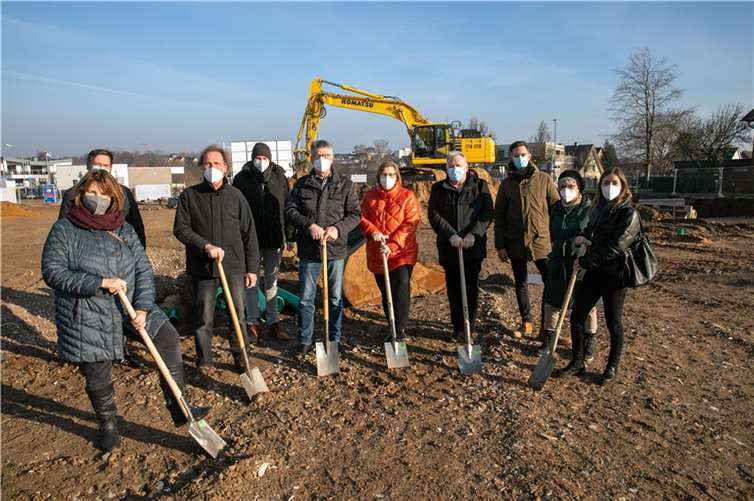Offizieller Spatenstich für die geplante Erweiterung des Nahversorgungszentrums am nördlichen Ortsrand von Heimerzheim mit (von links) den Kommunalpolitikern Gertrud Klein, Stephan Faber, Peter Langes, Tobias Leuning, Hermann Menth, Bürgermeisterin Petra Kalkbrenner, Investor Rudi Nettekoven, Bauunternehmer Yannick Haske, Kommunalpolitikerin Monika Wolf-Umhauer und Stadtplanerin Melina Dülberg von der Gemeindeverwaltung.Foto: JOST