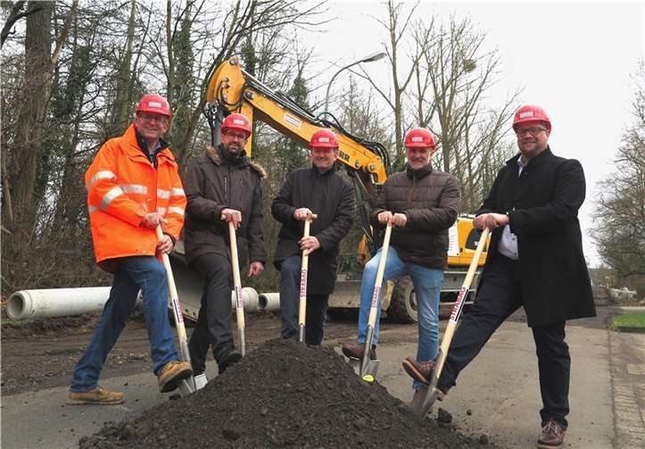 Offizieller Spatenstich mit (v.l.n.r.) Tobias Teichner, Christian Pohl, Holger Weber, Jörg Schmidt und Swen Christian.  Foto: Gemeinde Wachtberg/mm