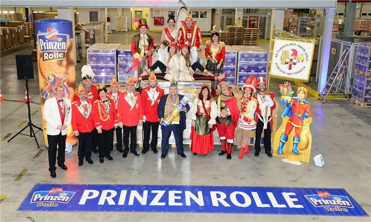 Offizielles Gruppenfoto: die Tollitäten und ihr Gefolge haben den riesigen „Süßigkeitenberg“ erklettert, eine Unmenge an Wurfmaterial für den Rosenmontagszug in Koblenz.Fotos: Udo Stanzlawski