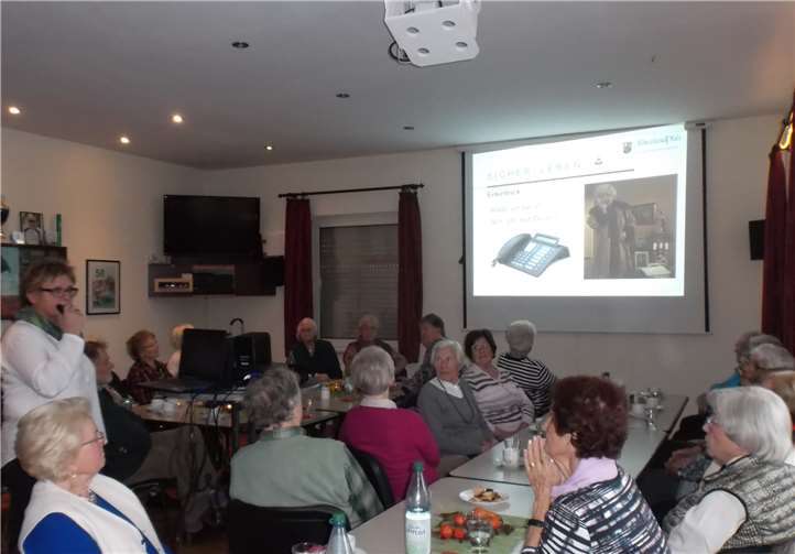 Oft geben sich Verbrecher als Polizisten aus - dabei stimmt sogar die Telefonnummer teilweise mit der der Polizei überein. Walter Welling