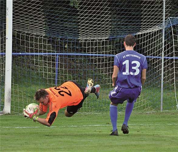 Oft im Mittelpunkt stand Niederwerths Keeper Dennis Linde bei der Partie der Insulaner beim FC Germania Metternich.TH