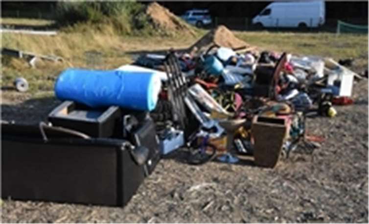 Polizei kontrolliert illegale Sperrmüllsammler Oft sind es ausländische Fahrzeuge, die als Sperrmüllsammler durch die Straßen fahren und nach brauchbaren Dingen Ausschau halten. Fotos: Polizei