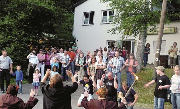 „Oh Du armer Kirmesmann“ betrauerten die Nitztaler Junggesellen mit feierfreudigem Publikum das feurige Ende ihres Kirmes-Symbols. ( PRESS