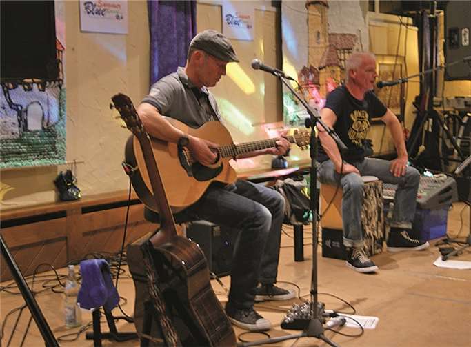 „Ohne Filter“ ist eine Bonner Band. Ralf Brauweiler an der Gitarre und eine beeindruckende Stimme, Frank Brack. privat