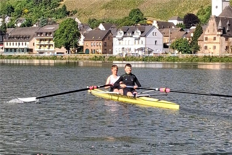 Ohne Fleiß kein Preis. Nils Isaak von der Rudergesellschaft Treis-Karden und Angelo Sobieray Achcar aus Trier beim Training auf der Mosel. In Köln gab es nun vordere Platzierungen.