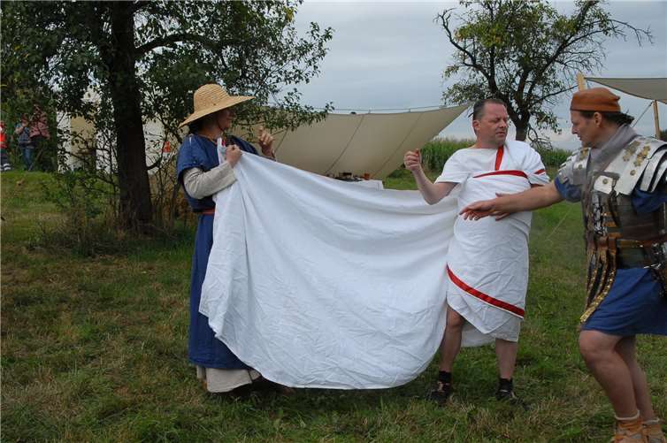 Ohne Hilfe kam kein römischer Cicero in die elegante Toga hinein.