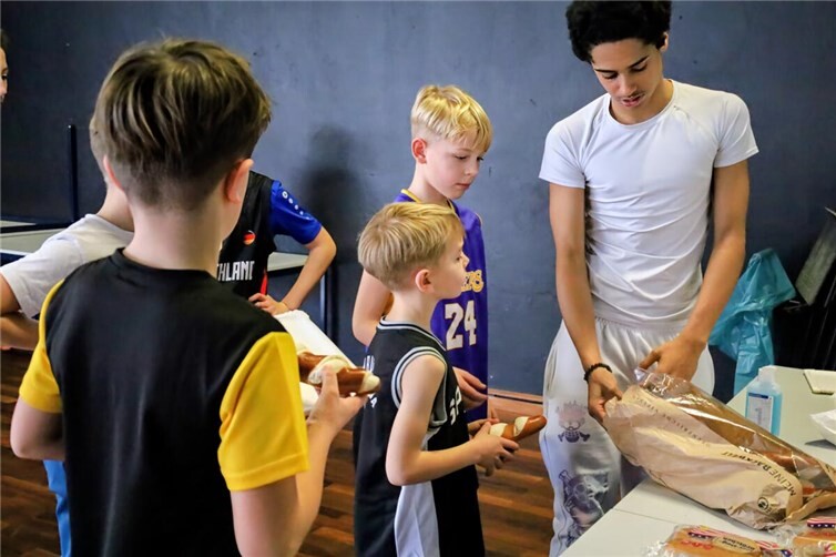 Ohne Mampf kein Kampf. Fotos: GSL