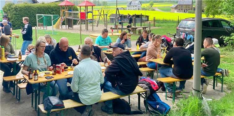 Ohne Mundschutz aber mit viel guter Laune, leckerem Essen und kalten Getränken fand beim Forsthaus der Abschluss eines schönen Familientages statt. Foto: Werner Nick