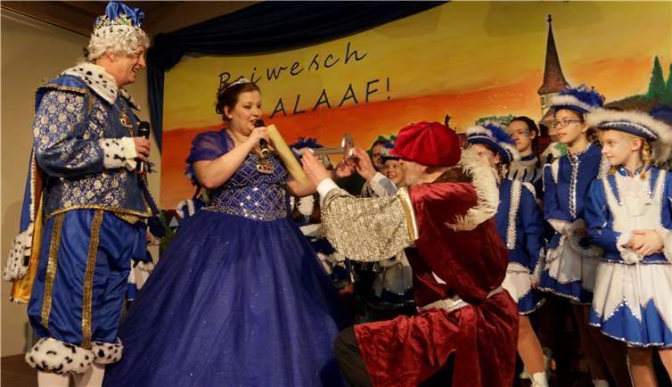 Ohne Probleme ging die Schlüsselübergabe des Ortsbürgermeisters Mike Henneberger an das Prinzenpaar Berthold Schäfer und Katrin Neu über die Bühne.