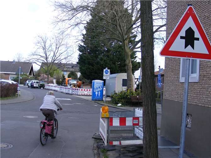 Ohne Roteinfärbung ist die neue Vorfahrtsberechtigung in der Fahrradstraße Kriegerstraße für den Querverkehr aus der Ramershovener Straße nicht so gut zu erkennen.  Foto: Dr. Georg Wilmers