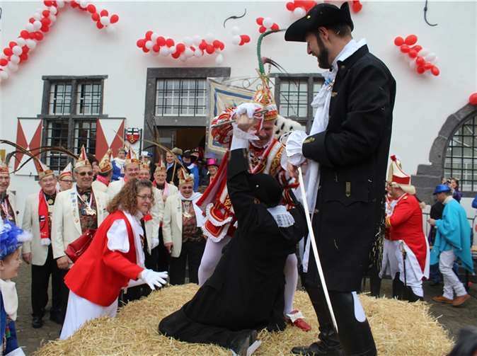 Ohne Rücksicht auf Verluste zwingt der kleine Prinz den langen Stadtchef in die Knie.