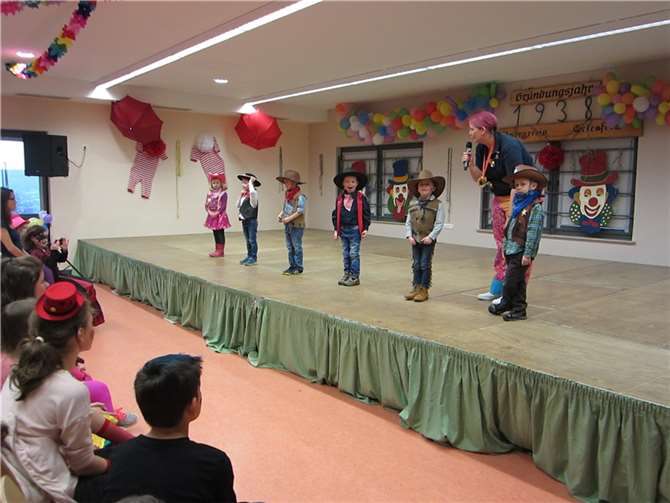 Ohne Scheu enterten die Kinder die Bühne.