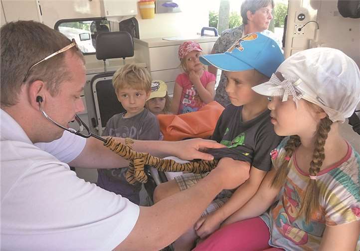 Ohne Scheu ließen sich die Kinder den Rettungswagen zeigen und auch von den Sanitätern "behandeln". privat