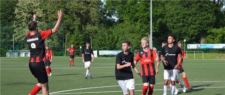 Ohne Sorge beobachten die Laubachtaler Nico Domhardt und Lerato Powane die Offensivaktion des Gegners, hatte ihr Team die Begegnung doch sicher im Griff.Foto: JSG Laubachtal