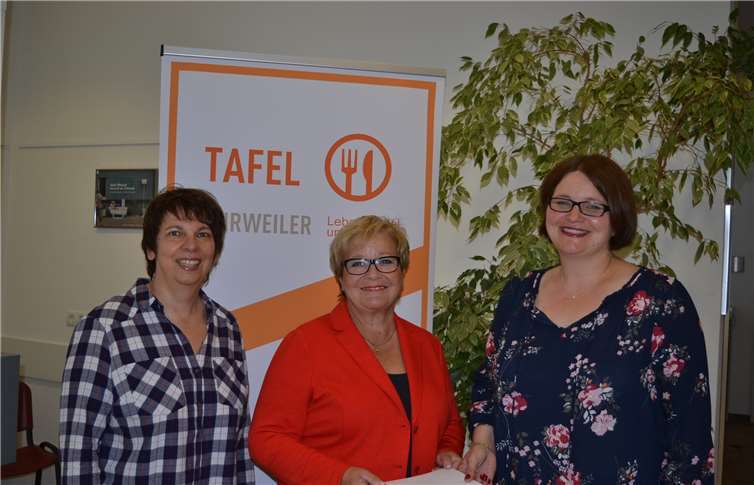 Ohne Spenden könnte die Tafel nicht existieren. Deshalb sind (v. l.) Angelika Schorn, Monika Busch und Christiane Böttcher dankbar, dass der Ökumenische Gottesdienst zum Stadtjubiläum diese stolze Summe erbracht hat. E.T. Müller