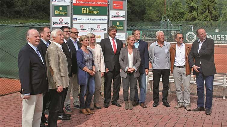 Ohne Sponsoren läuft nichts. Stolz präsentiert der Vorsitzende Uli Adams (rechts) „seine“ Freunde und Gönner auf der Anlage des TC Blau-Weiß Bad Breisig. TER