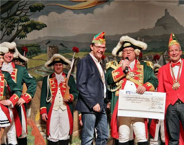 Ohne Sponsoren würde es keinen Karneval geben. Burkhard Kraus (1.v.li.) und Bernd Weber (3.v.li.) bedanken sich für das Engagement der Rheinbacher Stadtsoldaten mit einer finanziellen „Spritze“.