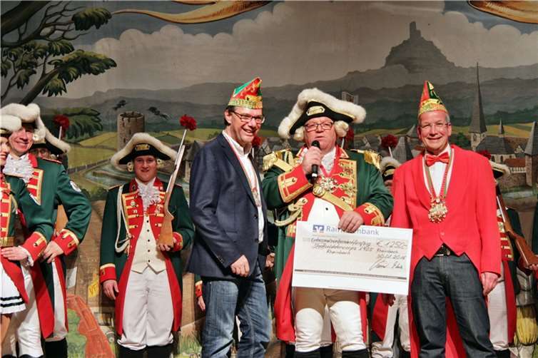 Ohne Sponsoren würde es keinen Karneval geben. Burkhard Kraus (1.v.li.) und Bernd Weber (3.v.li.) bedanken sich für das Engagement der Rheinbacher Stadtsoldaten mit einer finanziellen „Spritze“.