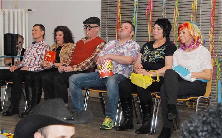 Ohne Worte, einfach zum Schieflachen: Der pantomimische Sketch „Im Kino“ war eine Spitzenleistung von Stephan Krätz, Kornelia Müller, Dominik Eisel, Werner und Klara Seidel sowie Petra Buchstäber.KER