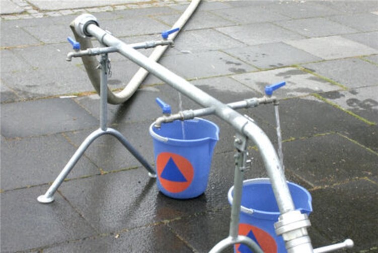 Ohne aufwendige Installation sofort an jedem Hydranten anschließbar: Die Reihenzapfstellen der Trinkwassernotversorgung des Bundes (Näheres über bbk.bund.de ), die in der Regel jedem Notbrunnen zugeordnet sind und dort vorgehalten werden.
