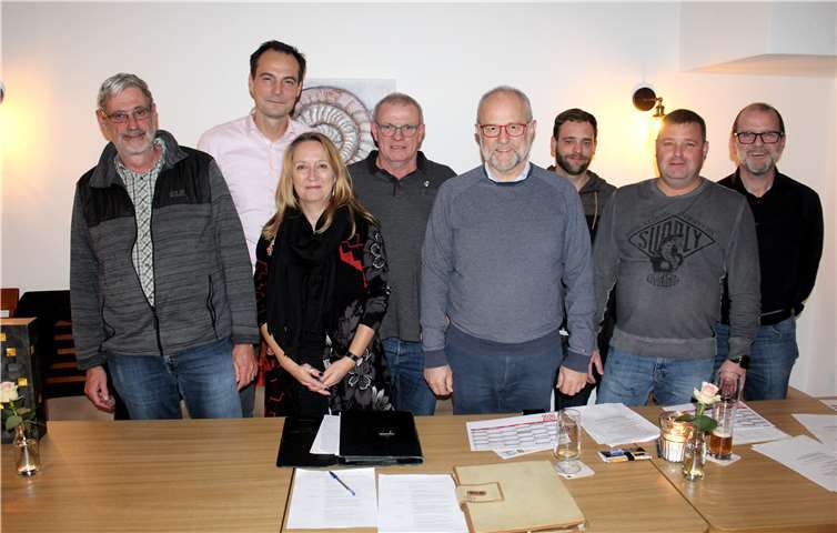 Ohne den 2. Kassenwart Lothar Winzen und die beiden Schriftführer, Volker Thomalla und Markus Patterer, präsentierte sich stolz der neue Vorstand um Michael Braun. Foto: DL