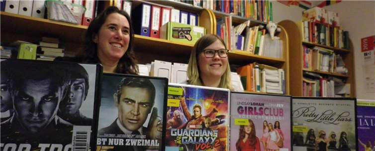 Ohne den tatkräftigen Einsatz der beiden derzeitigen Bundesfreiwilligendienst-Leistenden Patricia Landgraf und Natalie Stindt, die inzwischen beinahe schon Profis in Sachen Medieneinarbeitung und Katalogisierung sind, wäre die schnelle Aufstockung des Medienangebots nicht machbar gewesen. Foto: Stadtbücherei Bad Ems