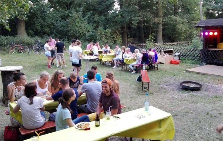 Ohne die Arbeitsstunden der helfenden Hände könnte der JGV seine Veranstaltungen nicht durchführen.privat