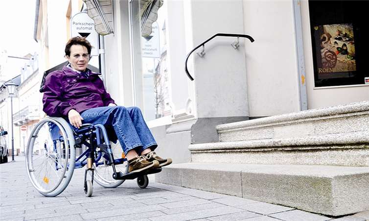 Ohne die Hilfe der Geschäftsleute oder Passanten kann Ingeborg Heuser nicht in diesen Laden kommen