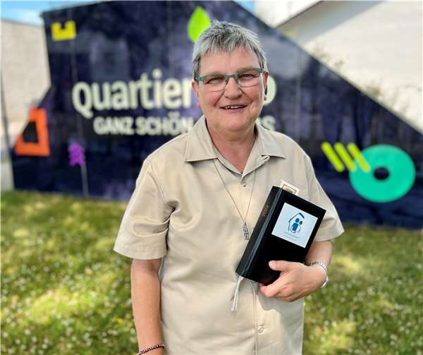 „Ohne mein schwarzes Buch wäre ich aufgeschmissen“, lacht Schwester Barbara Spiegelhoff und drückt ihren Terminplaner fest an sich. Darin sammelt sie alle Informationen rund um ihre Tätigkeit als Gemeindeschwester plus. Foto: Verbandsgemeinde Montabaur