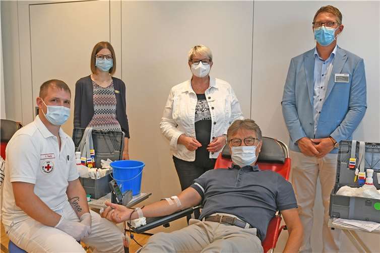 Ohne menschliches Blut läuft nichts. Ebenso wie knapp 50 Mitarbeiter nutzte auch der Erste Kreisbeigeordnete Burkhard Nauroth die gemeinsame Blutspendeaktion von Kreisverwaltung und Deutschem Roten Kreuz, um mit seiner Spende etwas Gutes. Foto: Kreisverwaltung MYK/Morcinek