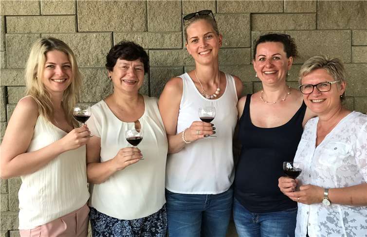 Wort gehalten: Gemeinsames Konzert zum 25-jährigen Jubiläum Ohne sie ginge bei dem Besuch des Dekanatschores Mayen-Mendig und der offiziellen Mayener Delegation nichts: Das fröhliche Team der stets gerne behilflichen Dolmetscherinnen.
