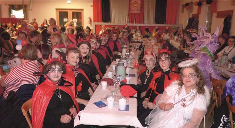 Ohne unseren Engel gehen wir nicht in den Hexenkessel, sagten sich die Teufelchen.