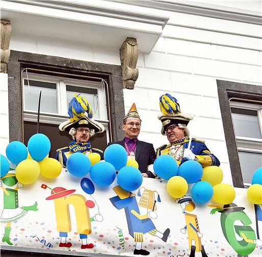 Ohne viel Gegenwehr wurde Bürgermeister Geron Gardiesten aus Rathaus geholt.