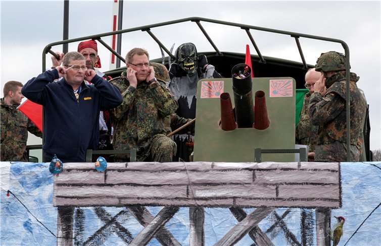 Ohren zu und durch – Brigadegeneral Wolfgang Renner und seine Kameraden ließen das Unvermeidliche über sich ergehen.